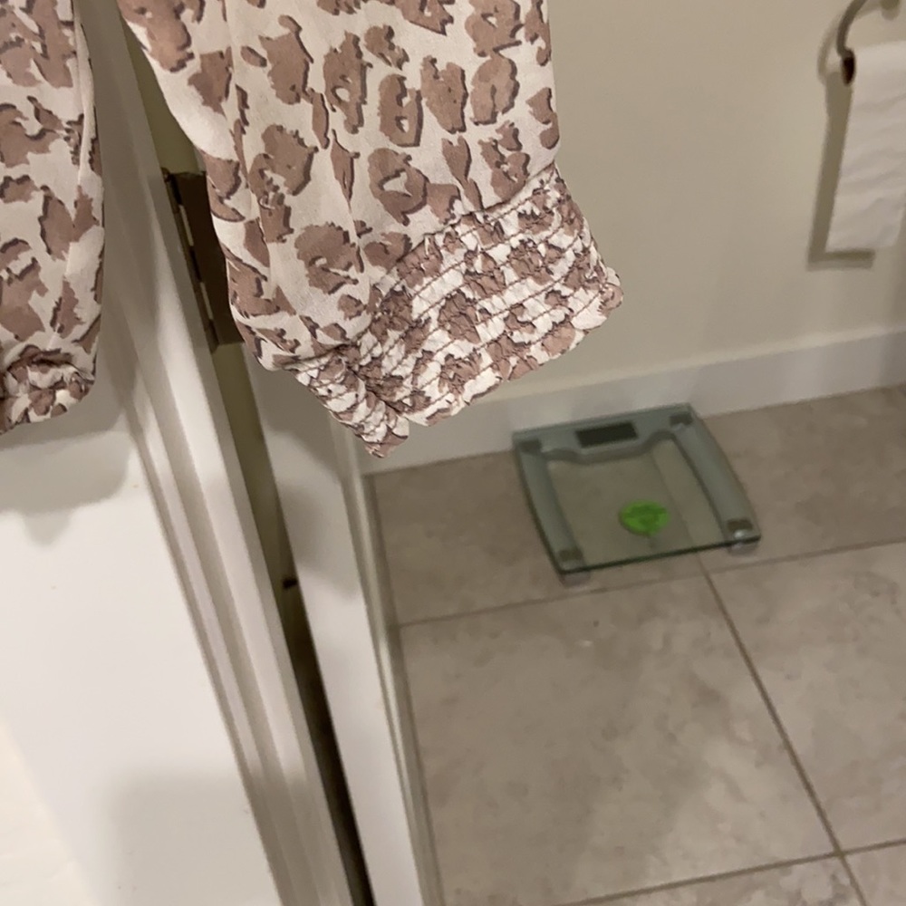 Open front leopard blouse. - Picture 4 of 4